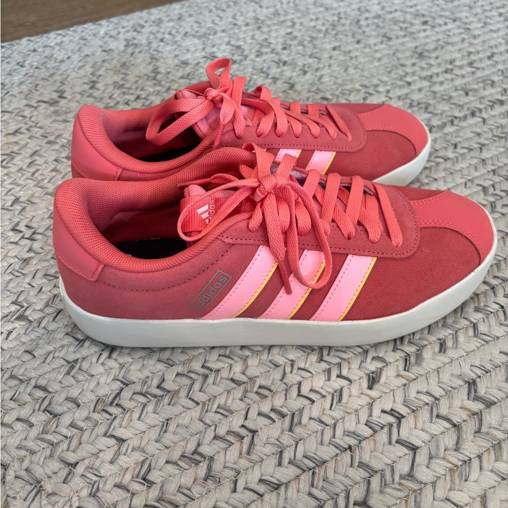 Adidas Vl Court 3.0 Low Top Sneaker Scarlett Pink Yellow size 8, worn once